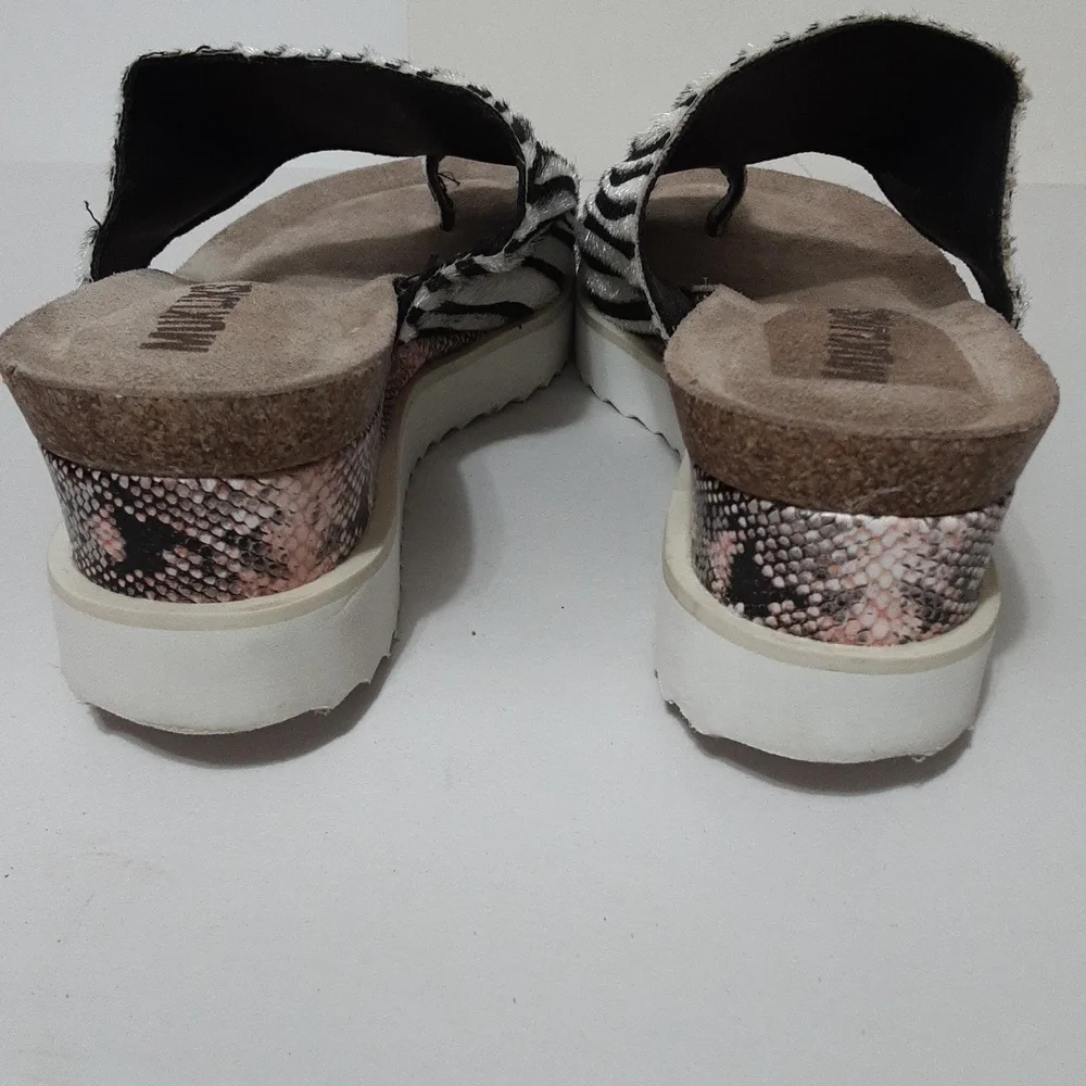 MUKLUKS Zebra Black and White Print‎ Pitch Duet Wedge Sandal